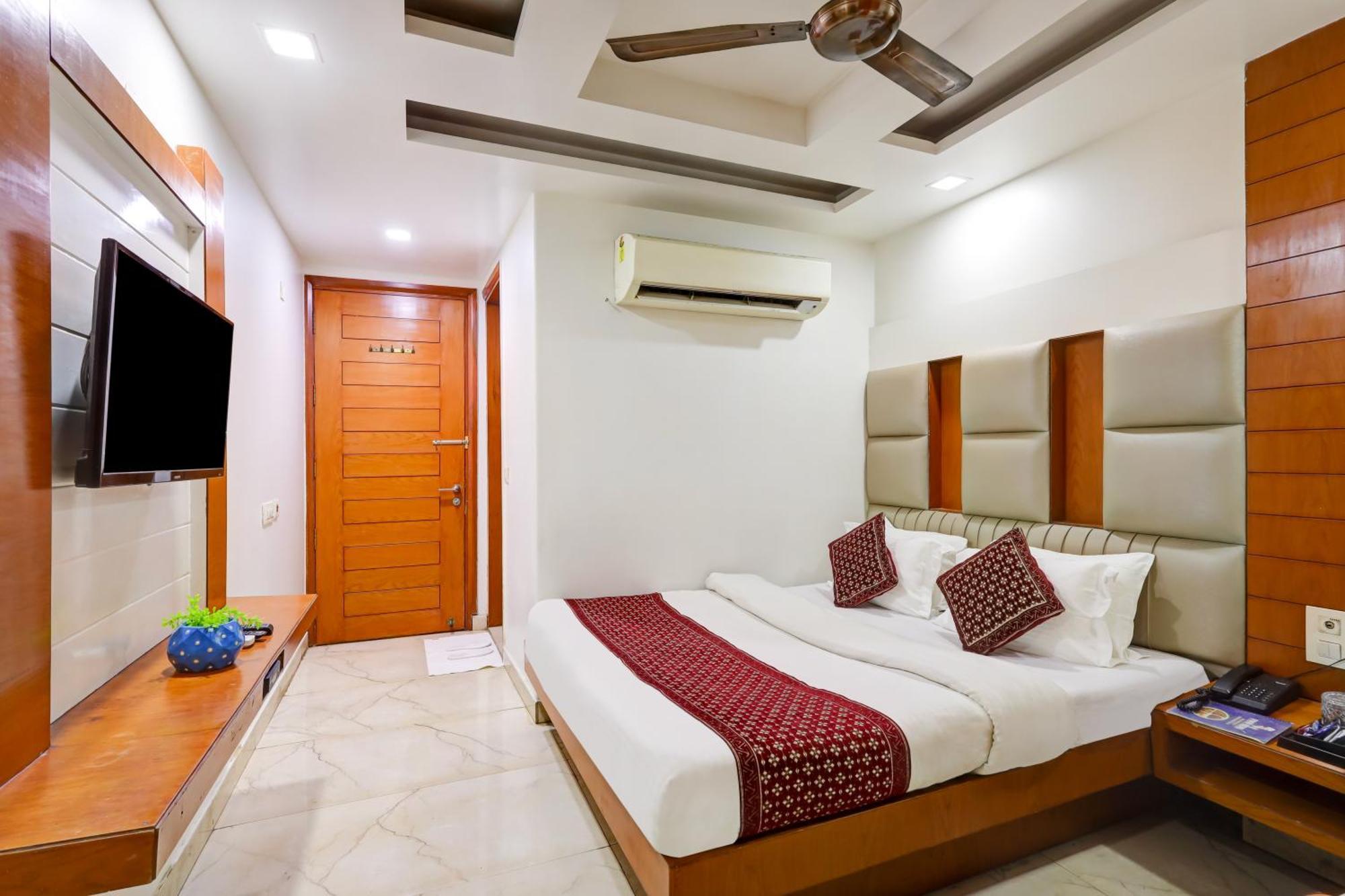 Hotel Tashkent Palace - Near Railway Station New Delhi